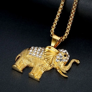 Pendentif éléphant hip hop plaqué or avec strass brillants sur une chaîne gourmette