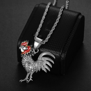 Makroaufnahme des silbernen Hip-Hop Hahnanfängers mit Pavé-Diamanten und roten Details