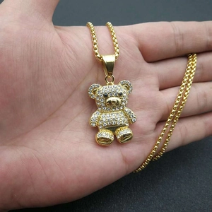 Collar hip hop con colgante de oso bañado en oro e incrustaciones de cristales