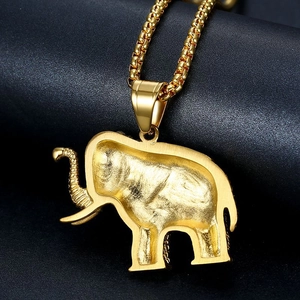 Collier pendentif éléphant plaqué or hiphop avec design évidé sur fond en cuir noir