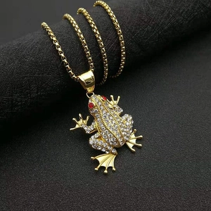 Hip-Hop Frosch-Anhänger goldfarben mit Strasssteinen und roten Augen auf schwarzem Grund