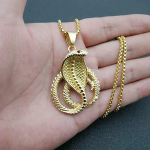 Collier pendentif cobra hip hop plaqué or avec yeux en pierres rouges et chaîne box