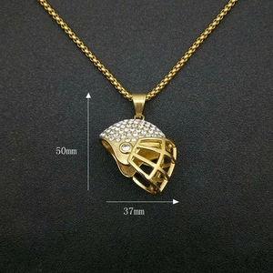 Collar hip hop bañado en oro con colgante de casco de fútbol y pedrería brillante