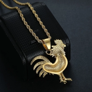 Detail der goldenen Hahn-Anhänger-Halskette mit Textur auf einer schwarzen Lederbox