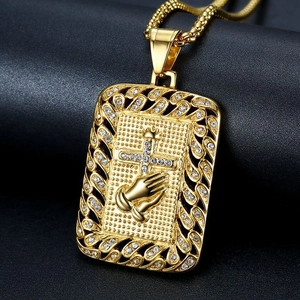 Collier Pendentif Croix Mains en Prière Hip Hop en Acier Titane Plaqué Or Pavé de Strass Bijoux Religieux pour Hommes Femmes