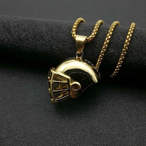 Collar hip hop con colgante de casco de fútbol americano chapado en oro y brillo