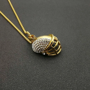 Collar hip hop con colgante de casco de fútbol americano chapado en oro y cristales brillantes