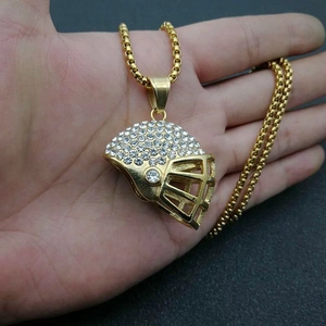 Collar hip hop dorado con colgante de casco de fútbol americano y cristales brillantes