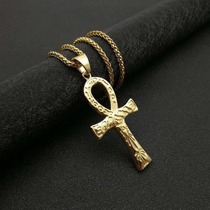 Collana con ciondolo chiave egizia Ankh dorata e catena a spiga su supporto moderno