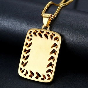 Collier avec pendentif rectangulaire doré, motifs de flèches et chaîne à mailles carrées