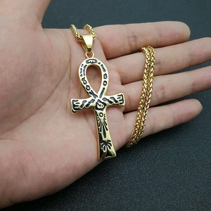 Collana con ciondolo chiave Ankh egiziana dorata con geroglifici e catena intrecciata