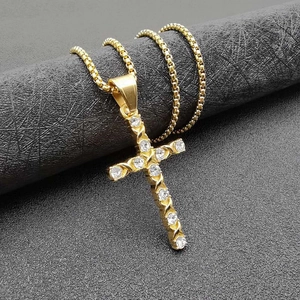 Detail der vergoldeten Hip-Hop-Kreuzkette mit Diamanten und runder Kugelkette