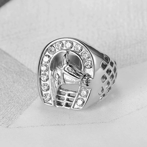 Hiphop vergoldeter Titanstahl-Ring mit Pferdekopf und weißen Zirkonia aus 45-Grad-Winkel