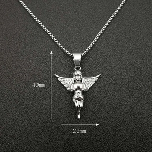 Detailweergave van de engel hanger met afmetingen van 40mm hoogte en 29mm breedte in zilver