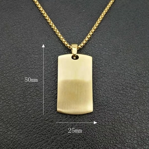 Collana con piastrina rettangolare dorata 50mm x 25mm in acciaio inox e catena box