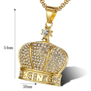 Detail des vergoldeten KING Kronenanhängers mit Maßen 54mm x 38mm und eisigen Kristallen