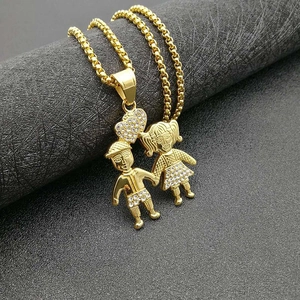 Collier hip hop doré en acier inoxydable avec pendentif garçon et fille et strass