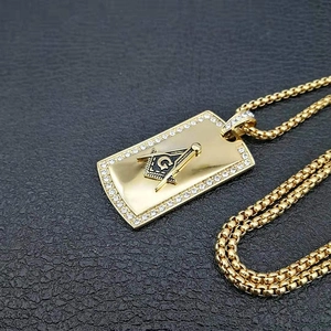 Collana con pendente massonico AG placcato oro con zirconi e catena a scatola