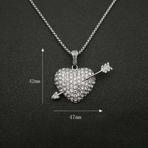 Collier pendentif cœur fléché argenté avec dimensions de 42 mm par 47 mm