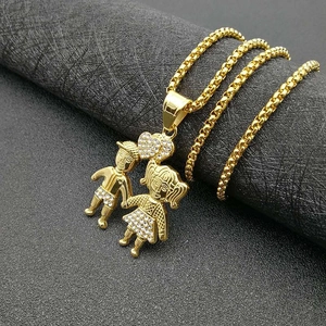 Collier hip hop plaqué or avec pendentifs garçon et fille glacés sur fond noir