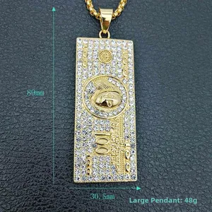 Dettaglio del ciondolo a forma di dollaro hip hop con cristalli e catena a scatola