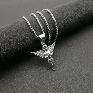 Gepolijste zilveren engel hanger met zirkonia kristallen aan een klassieke boxketting