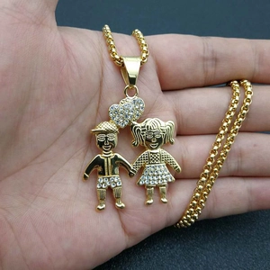 Collier hip hop plaqué or avec pendentif garçon et fille serti de strass