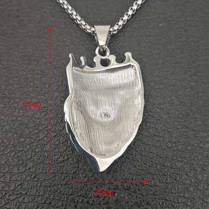 Hip-Hop-Löwen-Kronenanhänger aus Silberstahl mit Größenmaßangaben von 56 mm zu 29 mm