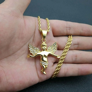 Collier hip-hop avec pendentif ange plaqué or et cristaux sur chaîne de corde