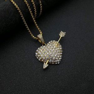 Collier avec pendentif cœur et flèche en plaqué or serti de pierres de zircone