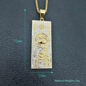 Dettaglio del ciondolo Hip Hop banconota da 100 dollari con cristalli e peso 29g