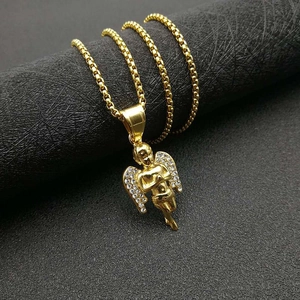Goudkleurige engel hanger ketting van titanium staal met sprankelende witte kristallen