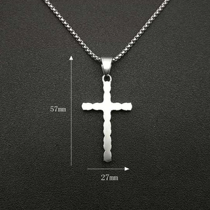 Silberne Edelstahl Kreuzkette mit Box-Kette und Abmessungen von 57 mm mal 27 mm