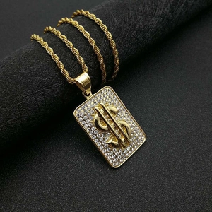 Détail du collier hip hop doré avec pendentif dollar serti de zircons brillants