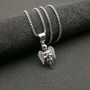 Zilveren biddende engel hanger met sprankelende strasstenen aan een box-ketting
