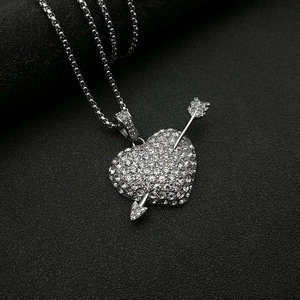 Collier hip-hop avec pendentif flèche à travers le cœur en argent serti de zircons cubiques
