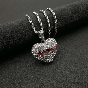 Ciondolo a cuore hip hop con linea del battito rosso e strass scintillanti su catena a corda