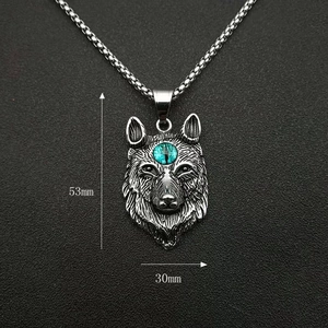 Dimensions du pendentif tête de loup Viking avec pierre bleue et finition en acier