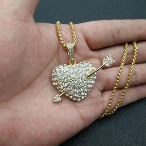Collier hip hop en acier doré avec pendentif cœur et flèche serti de strass brillants