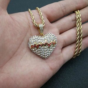 Collana hip hop placcata in oro con ciondolo battito cardiaco e strass scintillanti
