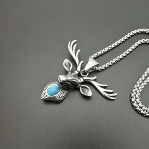 Pendentif tête de cerf vintage punk avec turquoise bleue en acier titane vieilli