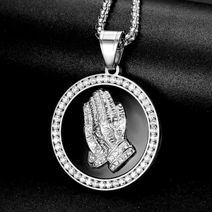 Pendentif médaillon mains en prière serti de zircons avec chaîne carrée en acier inox