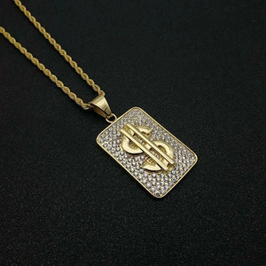 Gros plan du collier hip hop doré avec pendentif dollar serti de zircons brillants