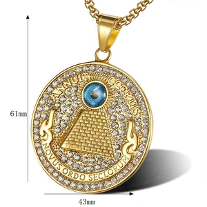 Vue détaillée du pendentif œil de la providence doré avec des pierres de zircone cubique