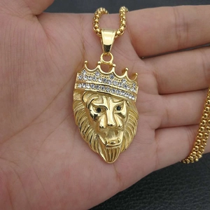 Hiphop vergoldeter Löwenkopf Anhänger aus 316 Edelstahl mit einer Krone aus Zirkonia