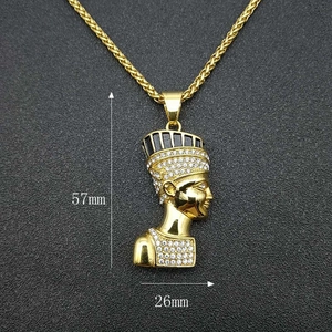 Collier pendentif Néfertiti plaqué or avec strass blancs, mesurant 57 mm sur 26 mm