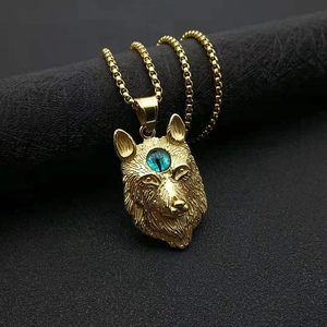 Collier pendentif tête de loup viking avec pierre bleue en finition or poli brillant