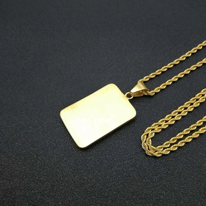 Détail d'un pendentif dollar plaqué or sur une chaîne de haute qualité torsadée