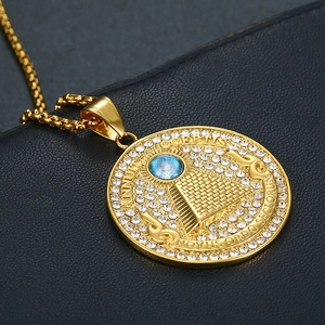 Pendentif œil de la Providence doré serti de cristaux et pierre bleue sur chaîne box