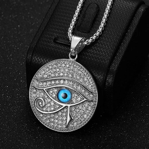 Hiphop Horusauge Halskette mit blauem Stein und weißen Kristallen auf Lederbox